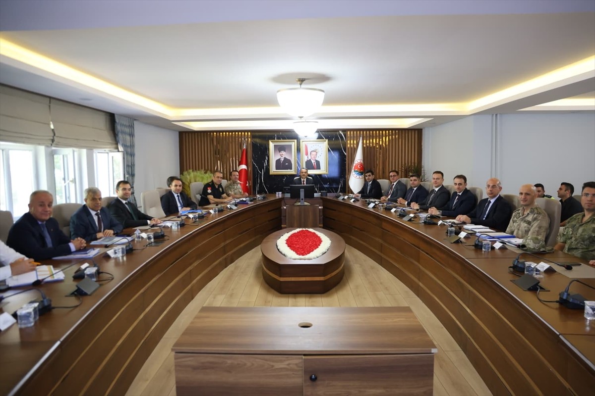 Şırnak Valisi Birol Ekici başkanlığında Valilik Toplantı Salonu'nda İl Jandarma Komutanı...