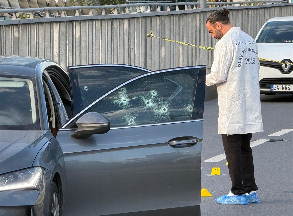 Şişli'de aracıyla trafikte beklerken silahlı saldırıya uğrayan avukat kaldırıldığı hastanede...