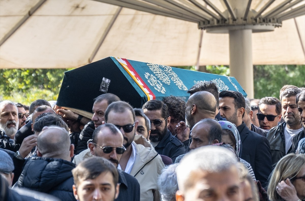 Şişli'de uğradığı silahlı saldırıda hayatını kaybeden avukat Serdar Öktem'in cenazesi toprağa...