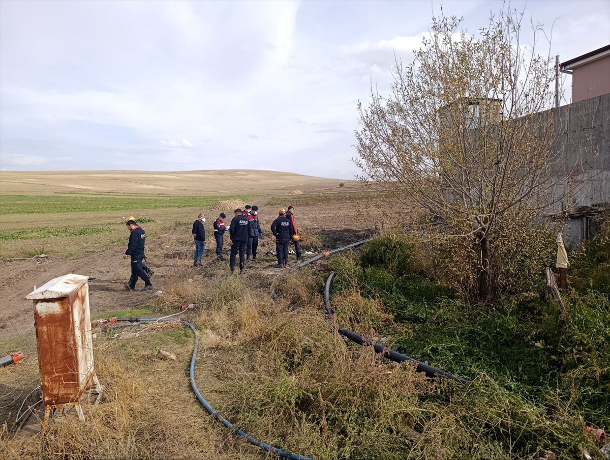 Sivas'ın Şarkışla ilçesinde bir çiftlikte temizlemek için girdikleri foseptikte metan gazından...