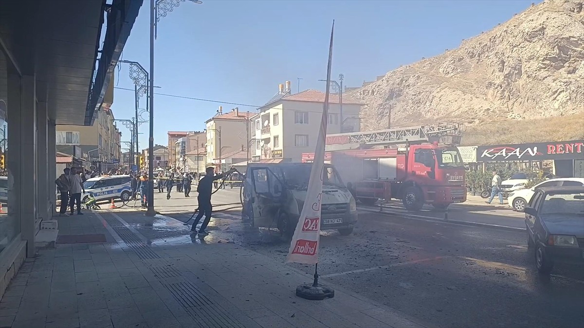 Sivas'ın Şarkışla ilçesinde park halindeki hafif ticari araç yandı. Olay yerine polis ekipleri...