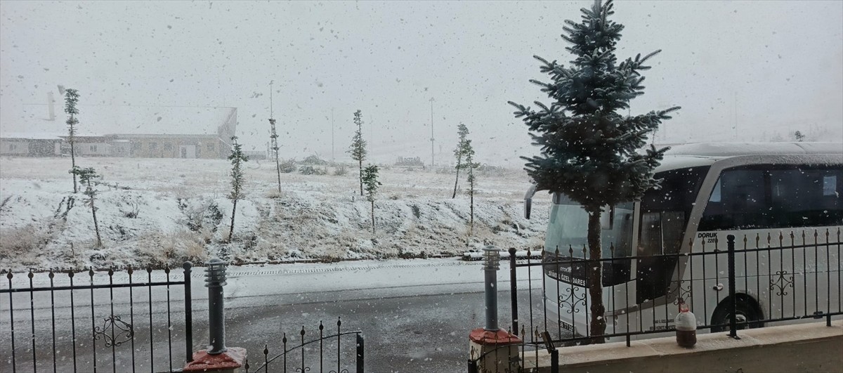 Sivas'ta Yıldız Dağı Kış Sporları ve Turizm Merkezi'ne mevsimin ilk karı yağdı.