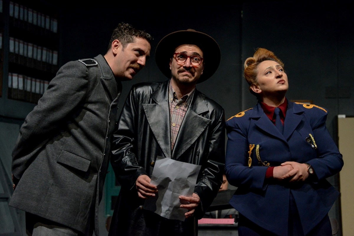 Sivas Devlet Tiyatrosu (SDT), Berlin Berlin (Duvarın Gölgesinde Bir Komedi) adlı oyunla sahnesini...