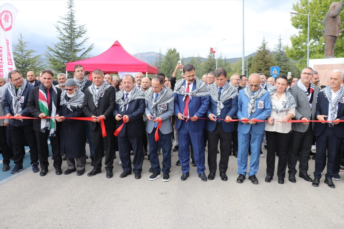 Süleyman Demirel Üniversitesince İsrail'in Gazze'de sürdürdüğü soykırım ve Filistin'de yaşanan...