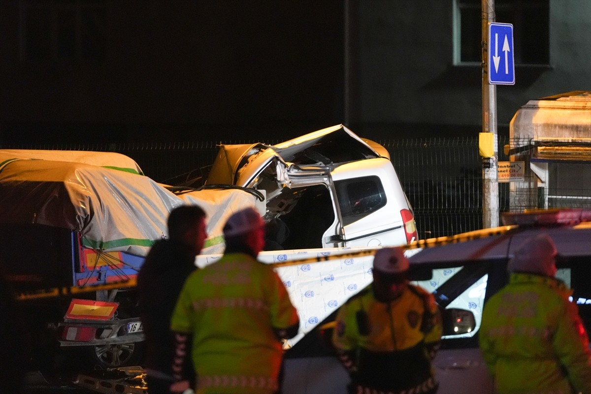 Sultanbeyli'de polisin "dur" ihtarına uymayıp kaçan hafif ticari aracın tıra arkadan çarpması...