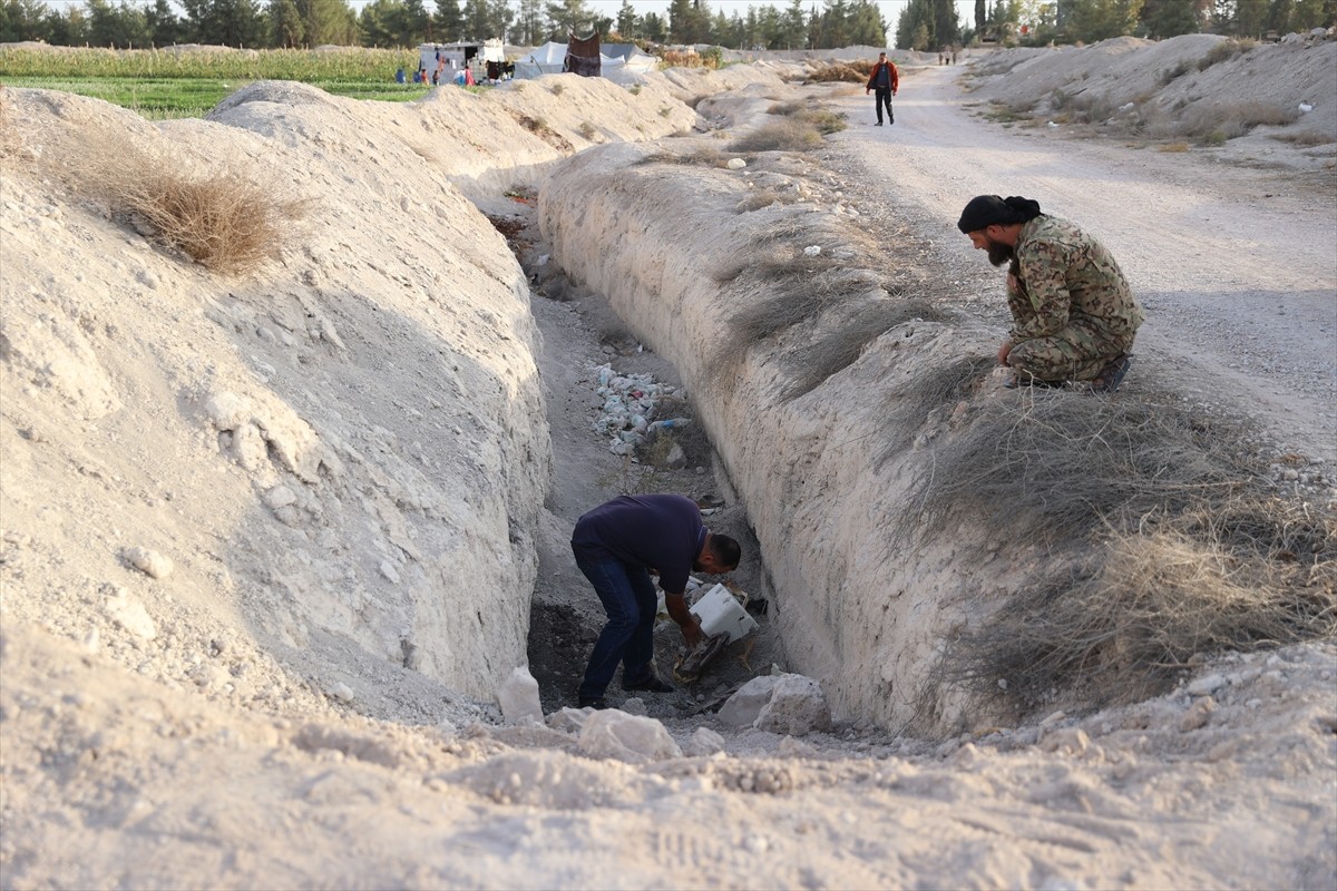 Suriye'nin başkenti Şam'ın Duma bölgesinde, 20 kişiye ait ceset kalıntılarının bulunduğu toplu...