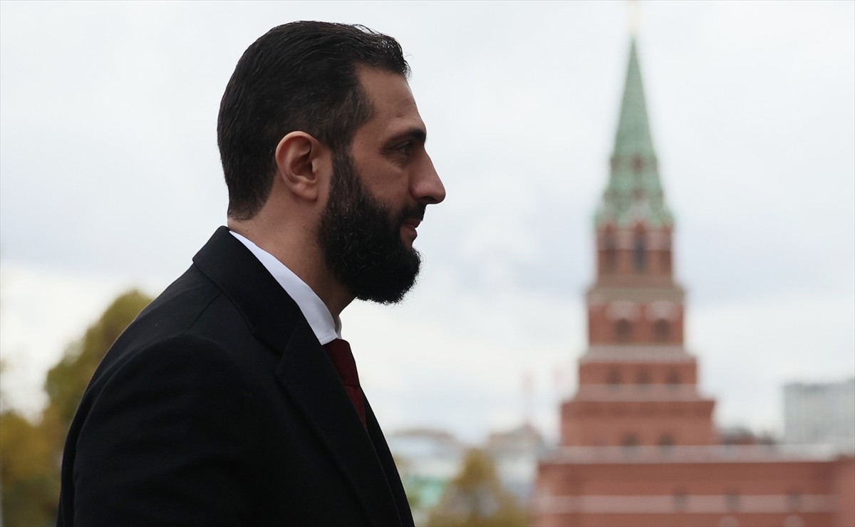 Suriye Cumhurbaşkanı Ahmed Şara, Rusya Devlet Başkanı Vladimir Putin ile görüşmek üzere Rusya'nın...