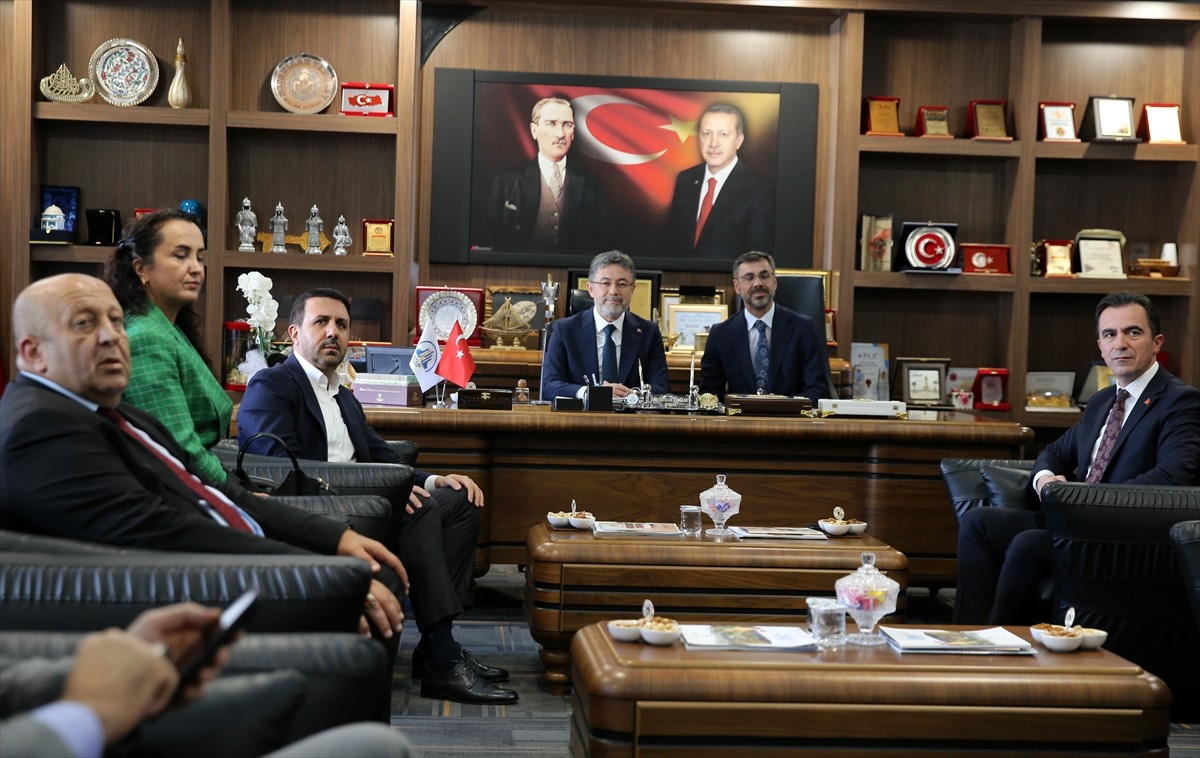 Tarım ve Orman Bakanı İbrahim Yumaklı, Bitlis Belediye Başkanlığını ziyaret ederek Belediye...