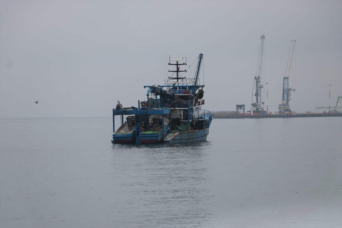 Tekirdağ'da 2 gündür süren poyrazın etkisini yitirmesiyle deniz ulaşımı normale döndü.