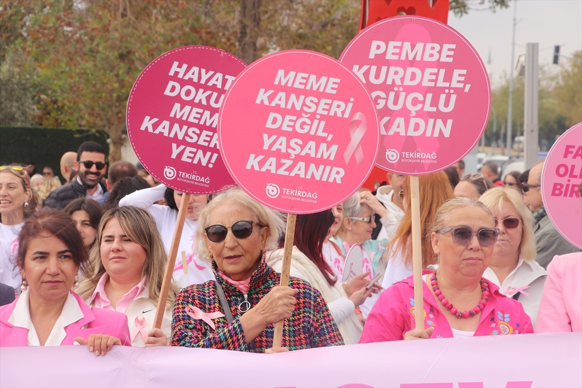 Tekirdağ'da "Meme Kanseri Farkındalık Ayı" kapsamında yürüyüş yapıldı.