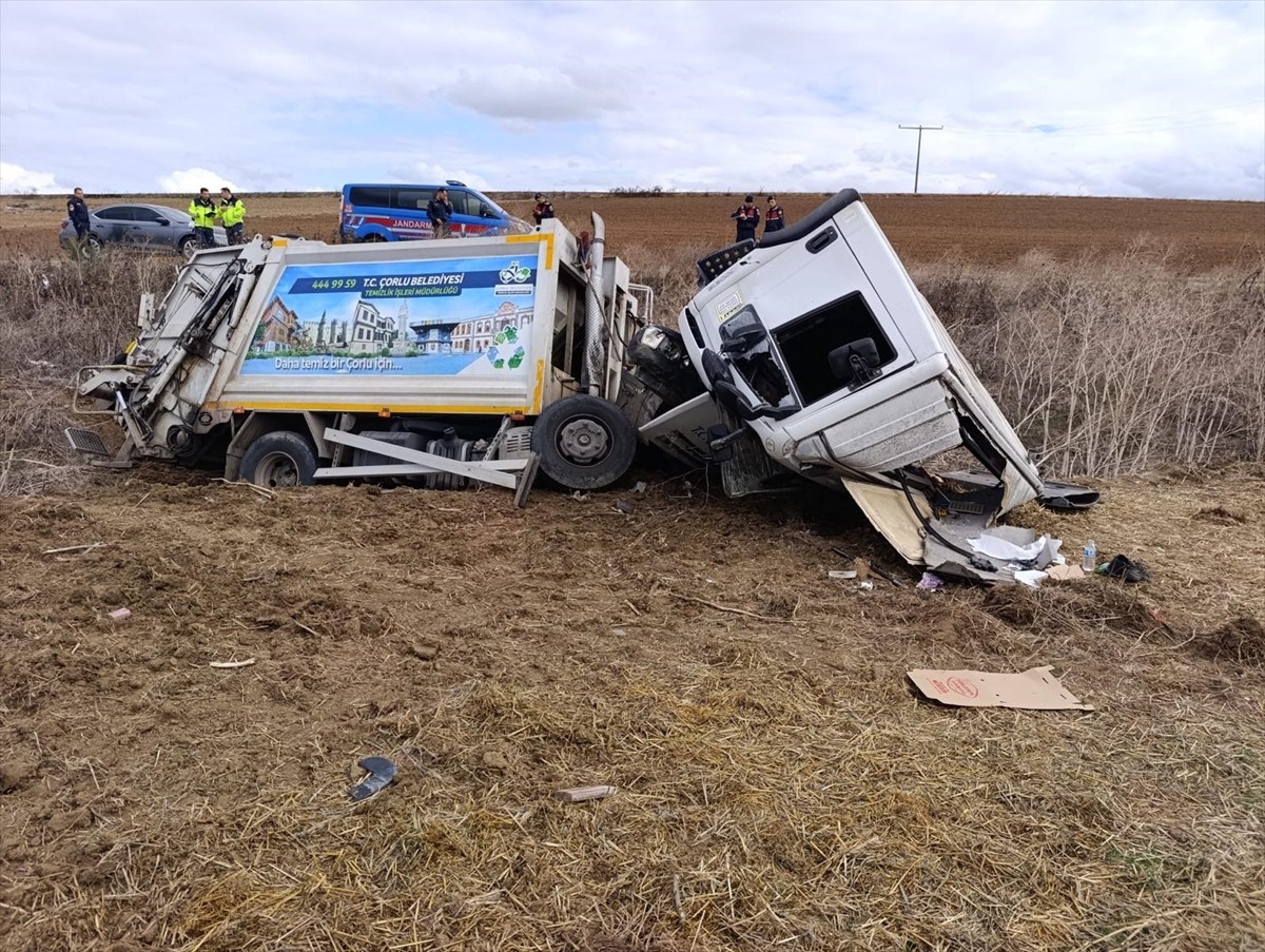 Tekirdağ'ın Çorlu ilçesinde çöp toplama kamyonunun devrilmesi sonucu 3 işçi yaralandı.