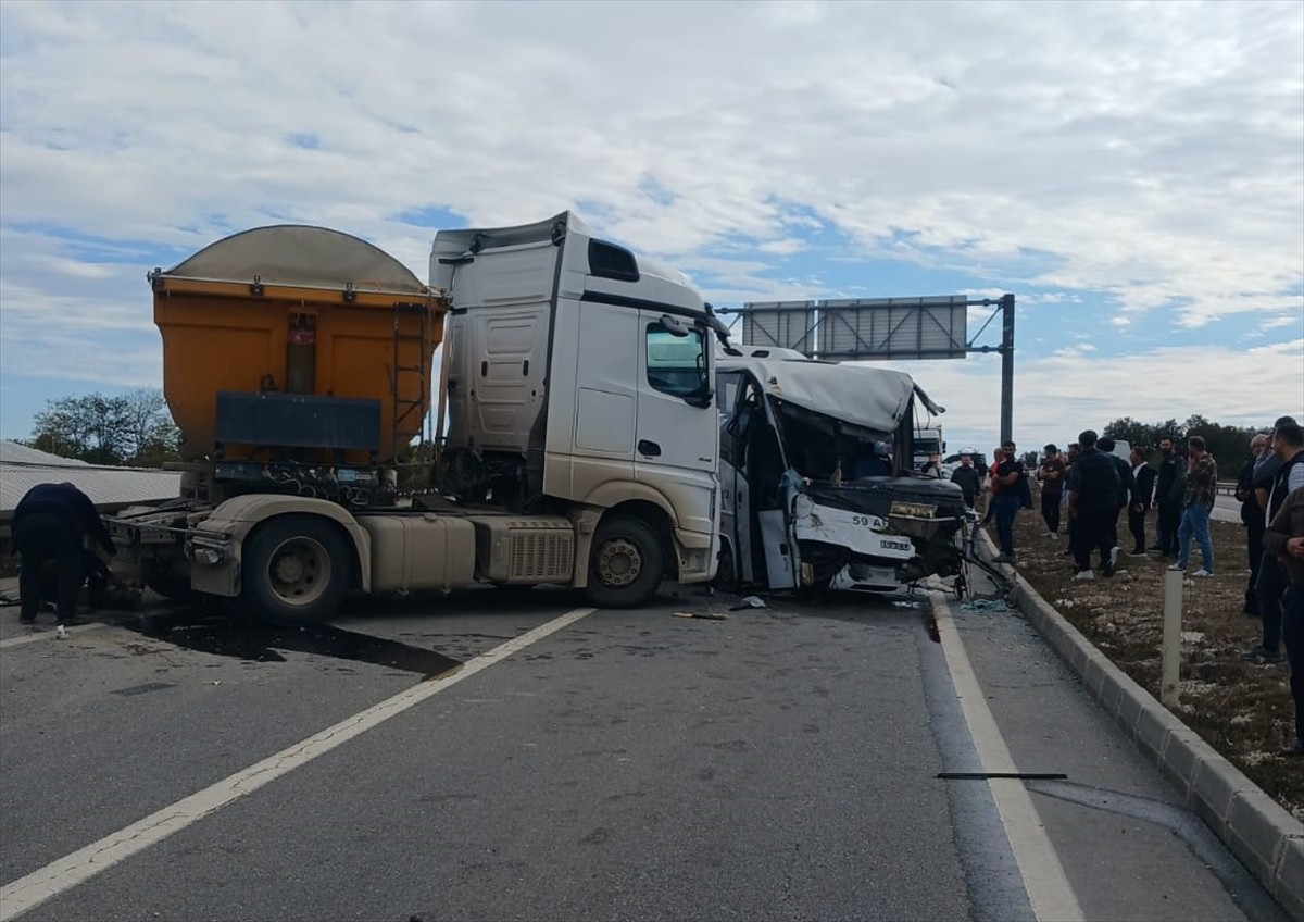 Tekirdağ'ın Saray ilçesindeki zincirleme trafik kazasında 3 kişi yaralandı.