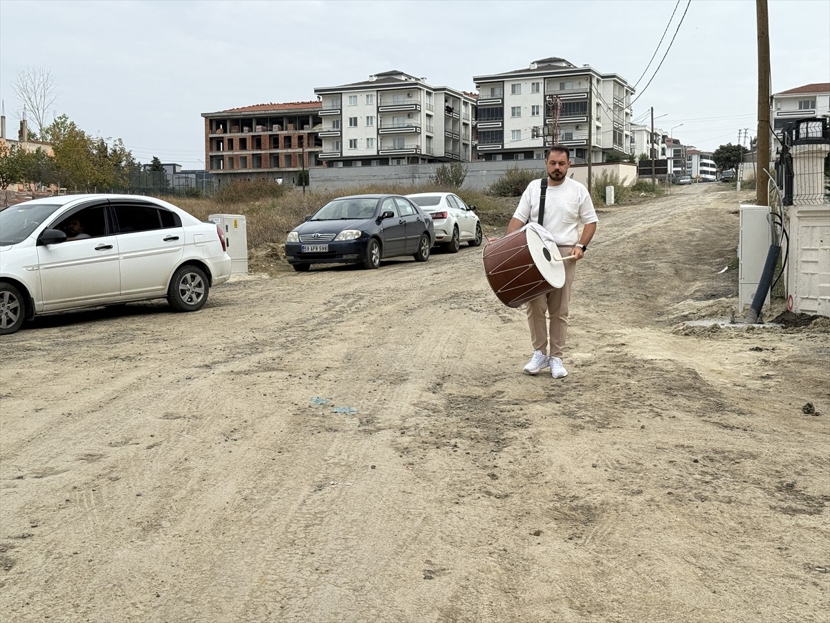  Tekirdağlı müzisyen Ahmet Merih Çelik, başvurmasına rağmen belediyenin yolları onarmadığını ileri...