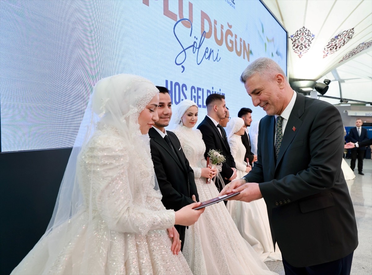 Ticaret Bakanı Ömer Bolat (sağ 3), Bağcılar Belediyesince bu sene 30'uncusu düzenlenen toplu düğün...