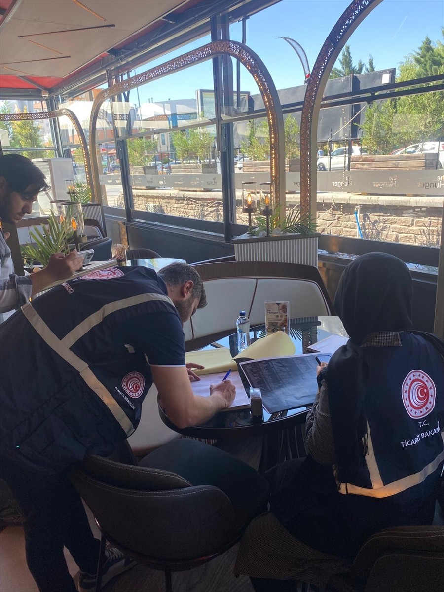 Ticaret Bakanlığı ekipleri, bazı kafe ve lokantalarda fahiş fiyatlı su satışına yönelik denetim...