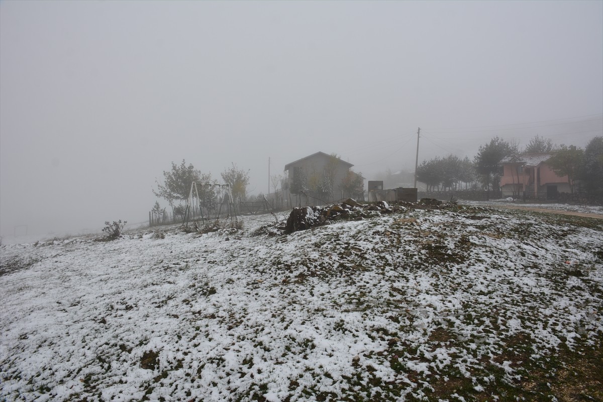 Tokat'ta yüksek kesimlere mevsimin ilk karı yağdı.