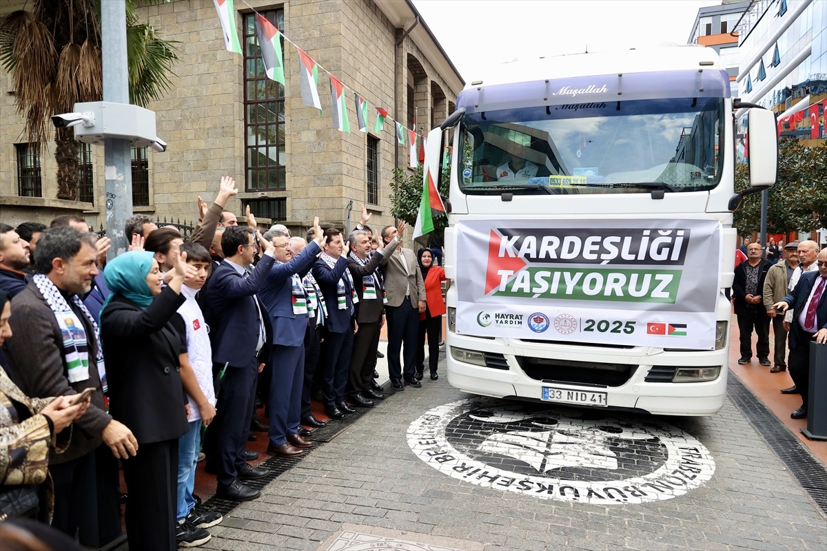 Trabzon'da düzenlenen kampanya ile toplanan insani yardım malzemelerinin yer aldığı 10 tır...