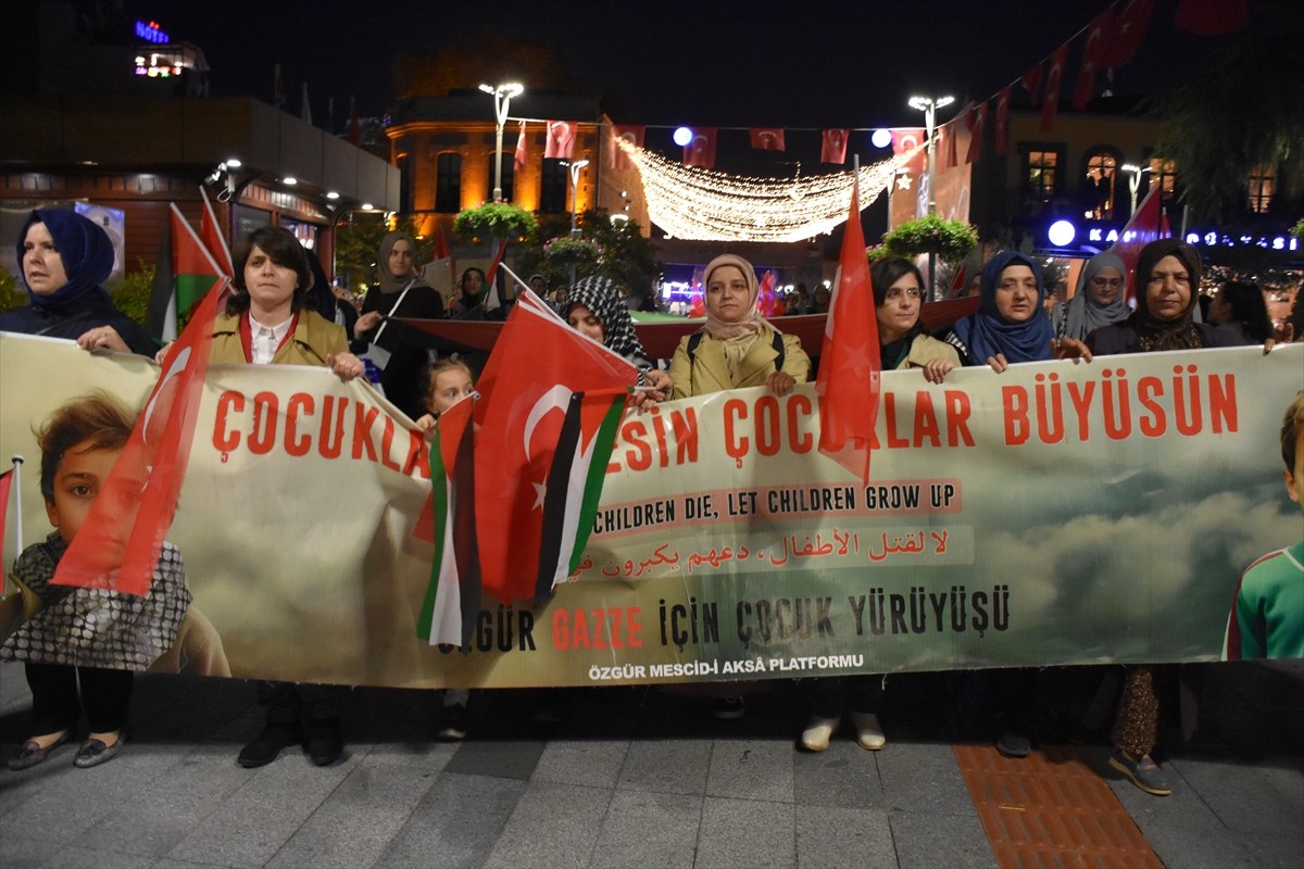 Trabzon'da İsrail'in Gazze'ye yönelik saldırıları protesto edildi. İskenderpaşa Camisi önünde bir...