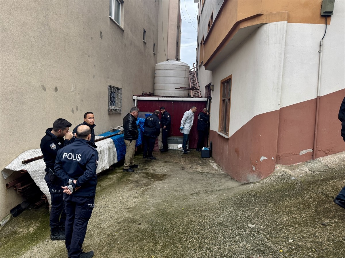 Trabzon'un Ortahisar ilçesindeki silahlı kavgada aynı aileden 3 kişi yaralandı. Ekipler, olay...