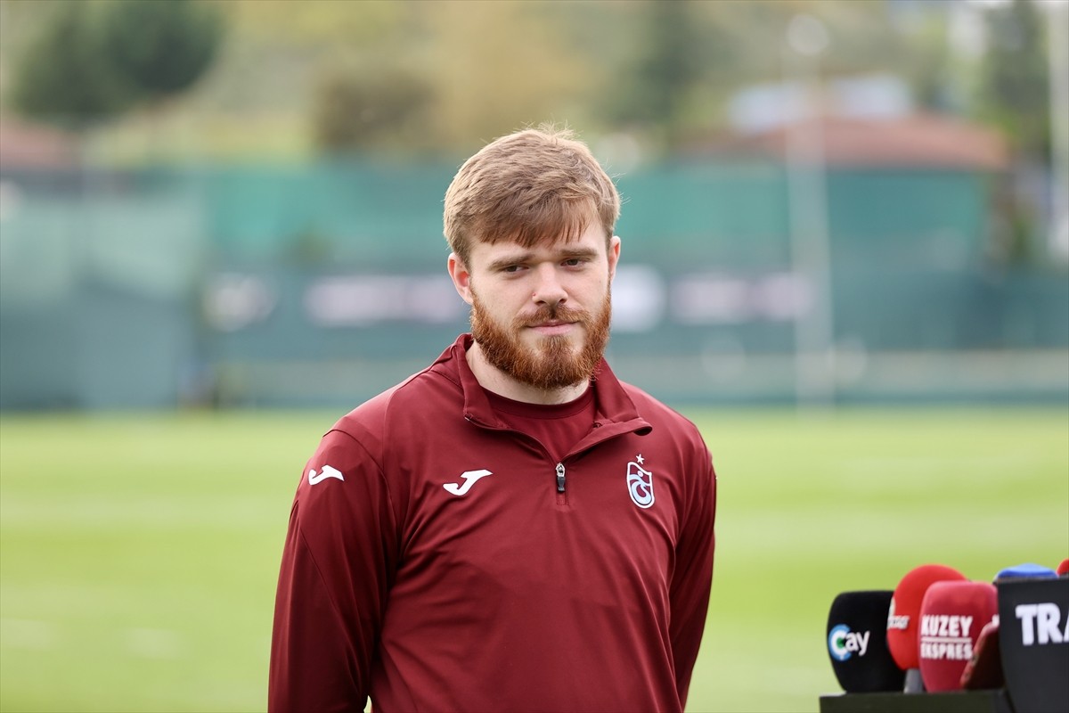  Trabzonspor'un Ukraynalı oyuncusu Arseniy Batagov, "Başka bir takım ve lige gitmek gibi bir...