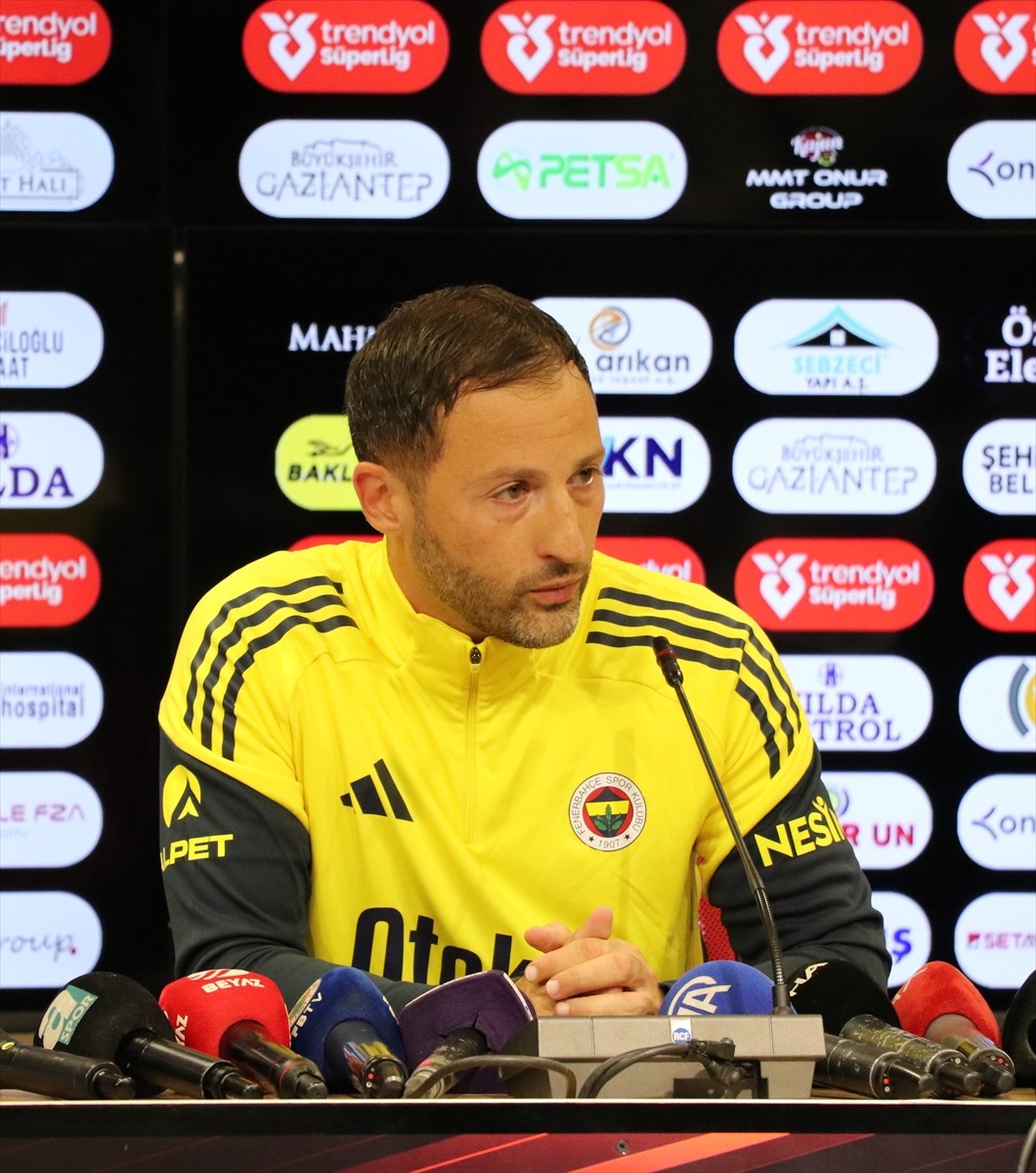 Trendyol Süper Ligin 10. haftasında deplasmanda Gaziantep FK'yi 4-0 yenen Fenerbahçe'nin teknik...