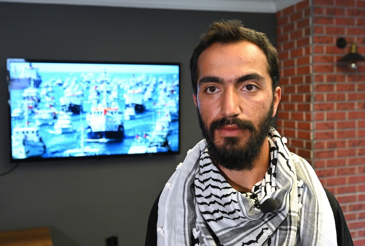 Türk aktivist 28 yaşındaki Metehan Sarı, 44 ülkeden Filistin'e destek veren binlerce aktivistin...