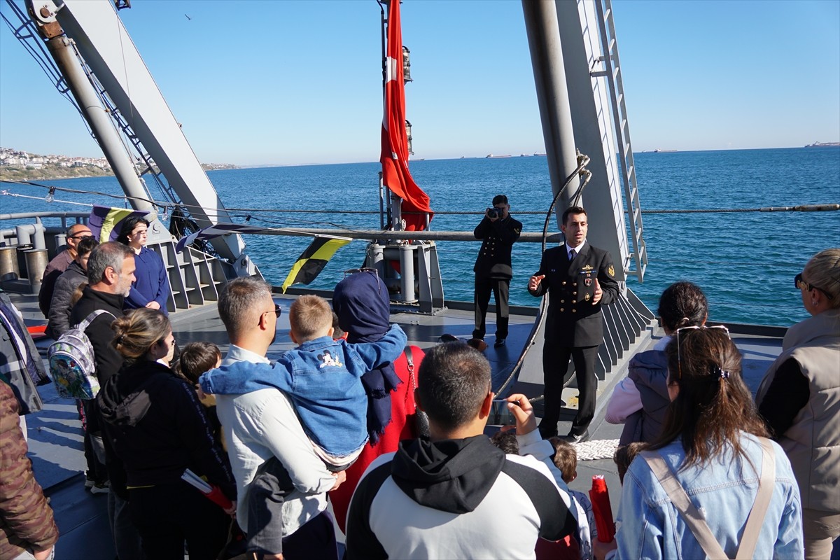 Türk Deniz Kuvvetlerinin denizaltı arama kurtarma gemisi TCG Alemdar, Tekirdağ'da vatandaşları...