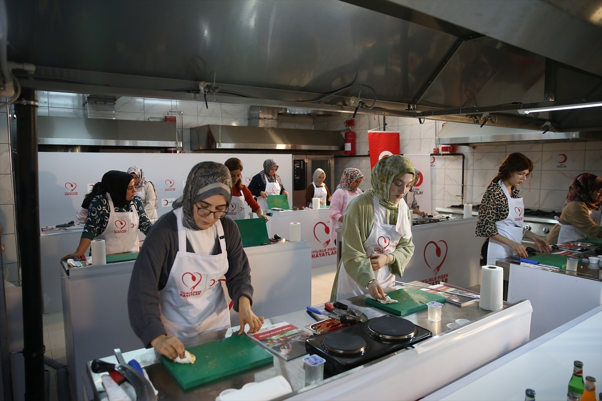 Türk Kızılay öncülüğünde başlatılan "İyilikle Pişen Hayatlar" Projesi kapsamında Adıyaman'daki...