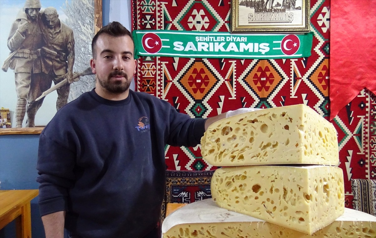 Türkiye'de peynir üretiminde önemli yere sahip Kars'ta sezonun ilk gravyer peyniri tezgahlarda...