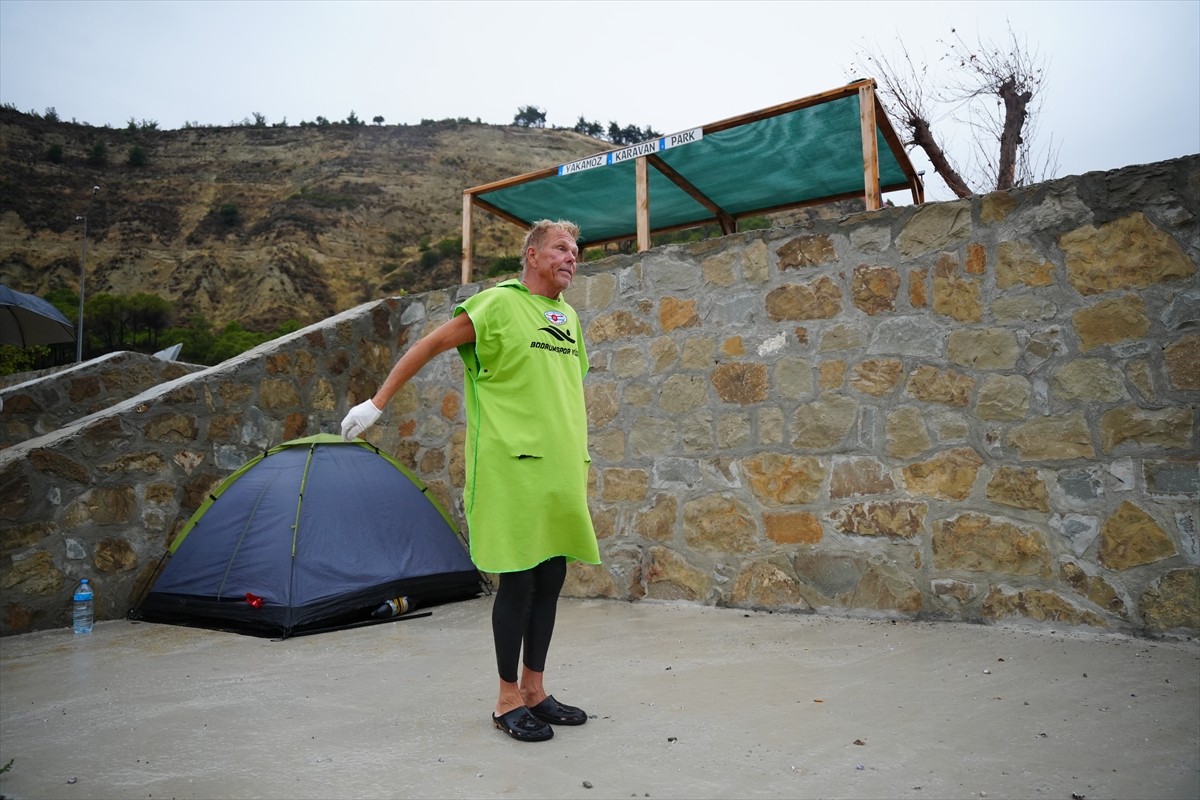 Türkiye'den İsveç'e yüzme hedefiyle İstanbul'dan kulaç atmaya başlayan 66 yaşındaki İsveçli yüzücü...