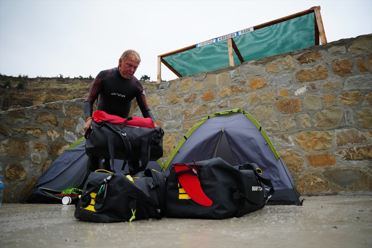 Türkiye'den İsveç'e yüzme hedefiyle İstanbul'dan kulaç atmaya başlayan 66 yaşındaki İsveçli yüzücü...