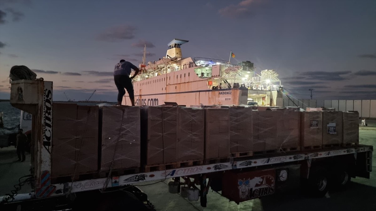 Türkiye'nin 17. "İyilik Gemisi"nden indirilen insani yardım malzemelerinin bir kısmını taşıyan 25...