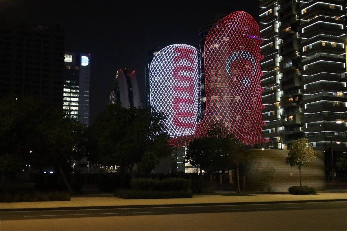 Türkiye'nin Doha Büyükelçiliğinin girişimiyle, Katar'ın başkenti Doha'daki sembol yapılar...