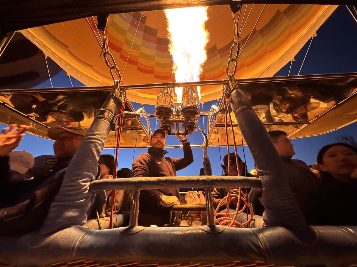 Türkiye'nin dört mevsim tatil rotalarından Kapadokya'daki sıcak hava balonları, peribacalarıyla...