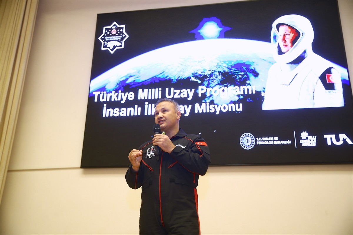 Türkiye'nin ilk astronotu Alper Gezeravcı, Azerbaycan Teknik Üniversitesinde (ATÜ) Türkiye'nin...