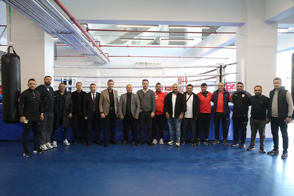Türkiye Boks Federasyonu Başkanı Suat Hekimoğlu, Niğde'de düzenlenecek boks turnuvası salonunu...