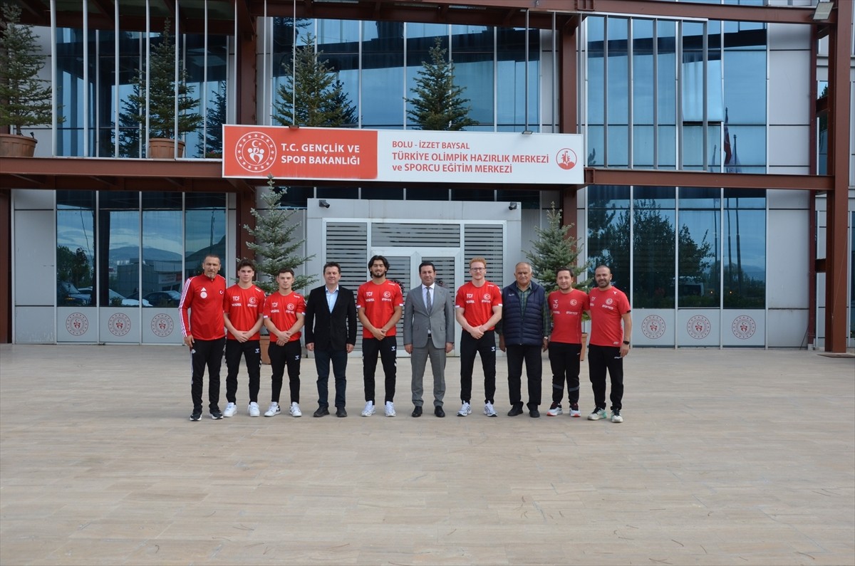 Türkiye Cimnastik Federasyonu Başkanı Suat Çelen (sol 2), Endonezya'da düzenlenecek 53. Artistik...