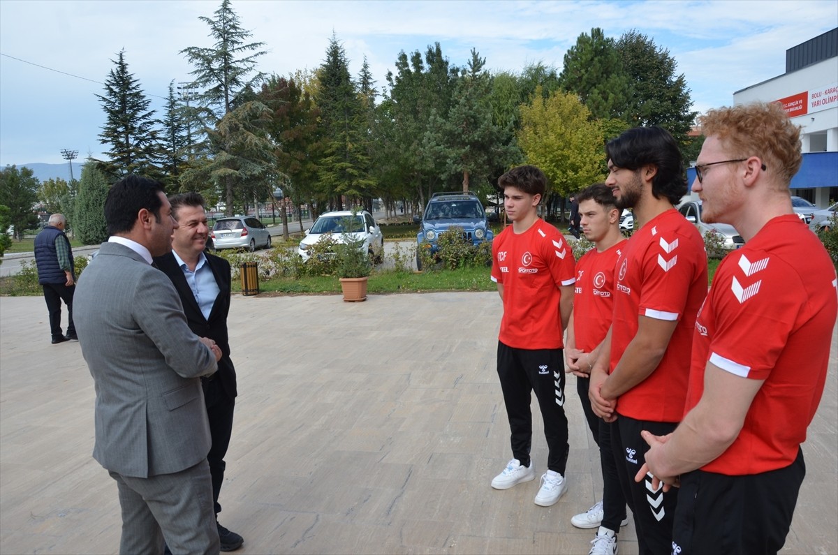 Türkiye Cimnastik Federasyonu Başkanı Suat Çelen (sol 2), Endonezya'da düzenlenecek 53. Artistik...