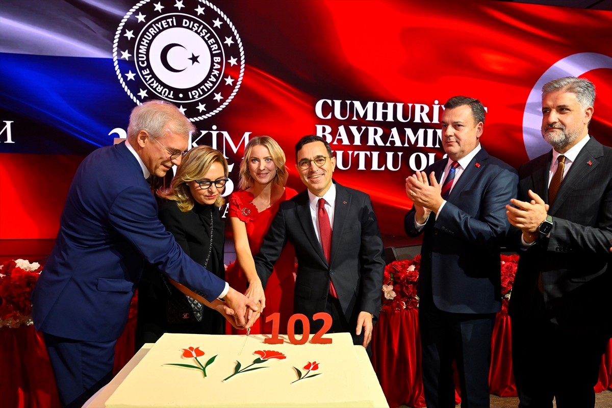Türkiye Cumhuriyeti'nin kuruluşunun 102. yıl dönümü dolayısıyla Rusya'nın başkenti Moskova'da...