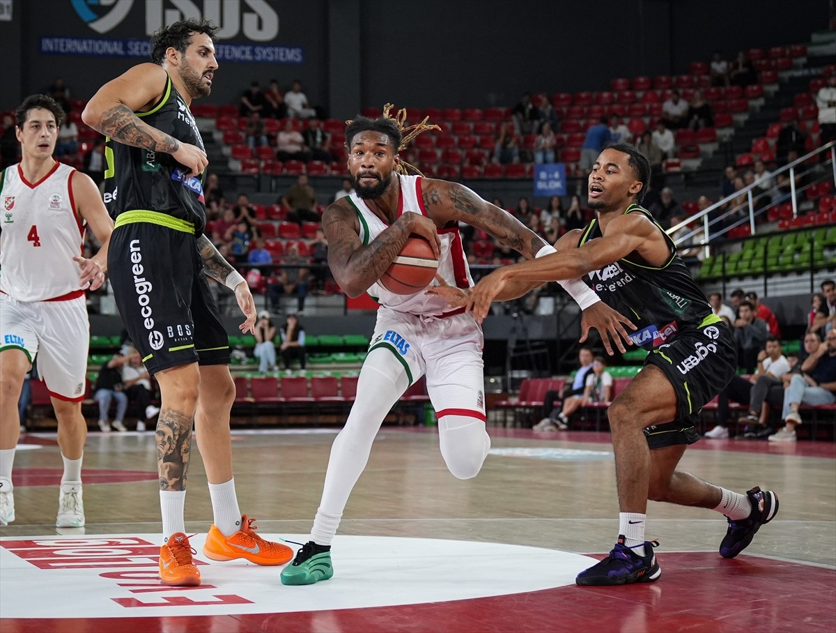 Türkiye Sigorta Basketbol Süper Ligi'nin 2. haftasında Karşıyaka ile Yukatel Merkezefendi...