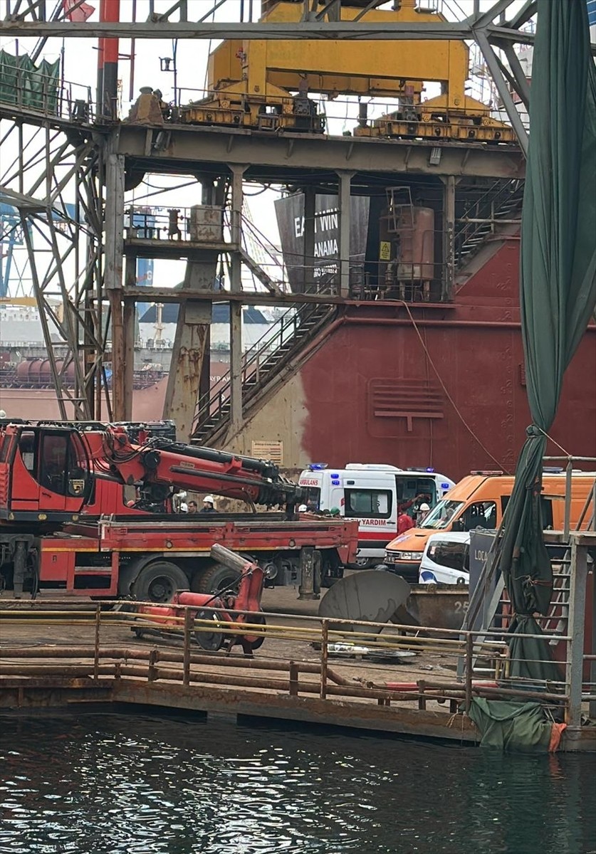 Tuzla'da, tersaneler bölgesinde bakımı yapılan gemide meydana gelen patlamada 1 işçi hayatını...