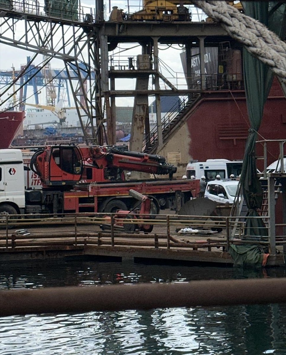Tuzla'da, tersaneler bölgesinde bakımı yapılan gemide meydana gelen patlamada 1 işçi hayatını...
