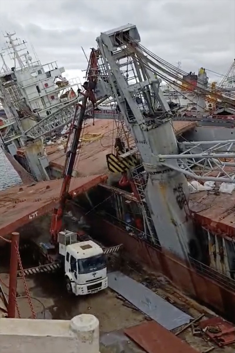 Tuzla tersaneler bölgesinde geminin yan yatması sonucu bir işçi hayatını kaybetti. Gemideki 1 işçi...