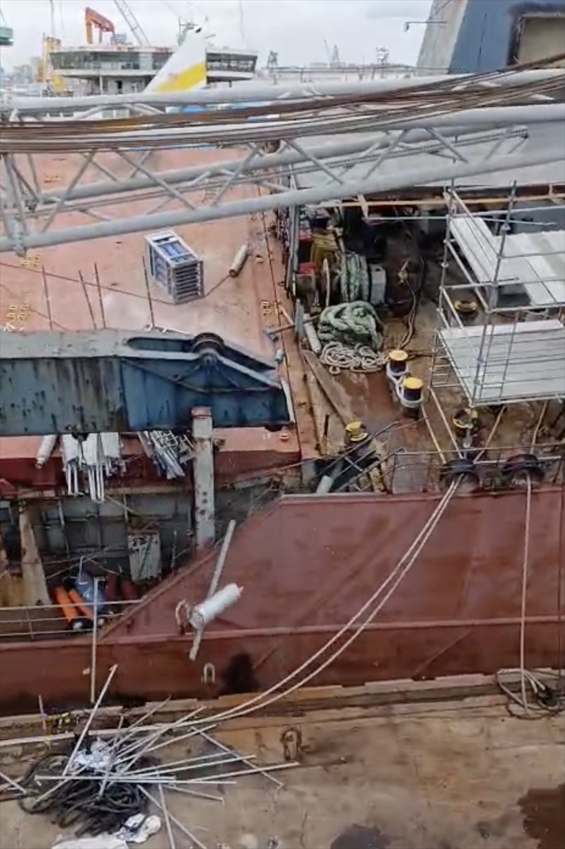 Tuzla tersaneler bölgesinde geminin yan yatması sonucu bir işçi hayatını kaybetti. Gemideki 1 işçi...