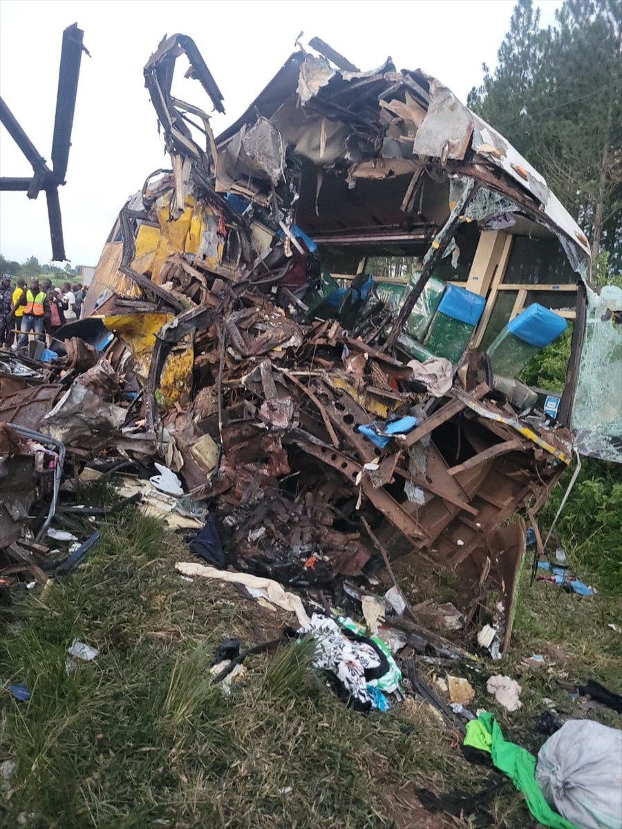 Uganda'da Kampala-Gulu Otoyolu'nda iki otobüs, bir kamyon ve bir otomobilin karıştığı kazada 63...