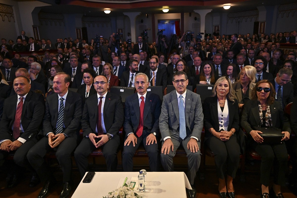 Ulaştırma ve Altyapı Bakanı Abdulkadir Uraloğlu (ortada), Ankara Resim ve Heykel Müzesi'nde...