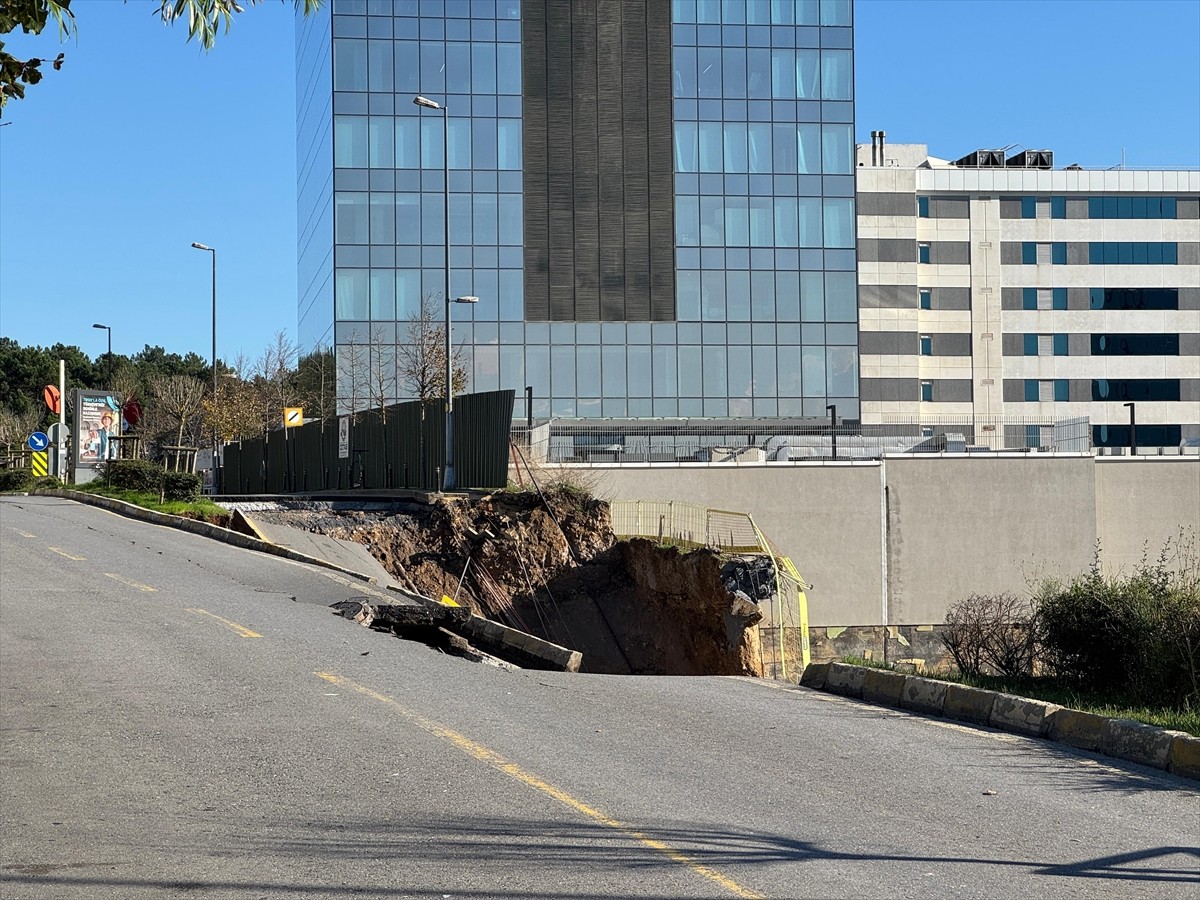Ümraniye İnkılap Mahallesi Sokullu Caddesi'ndeki bir inşattın istinat duvarı yıkıldı. Duvarın...