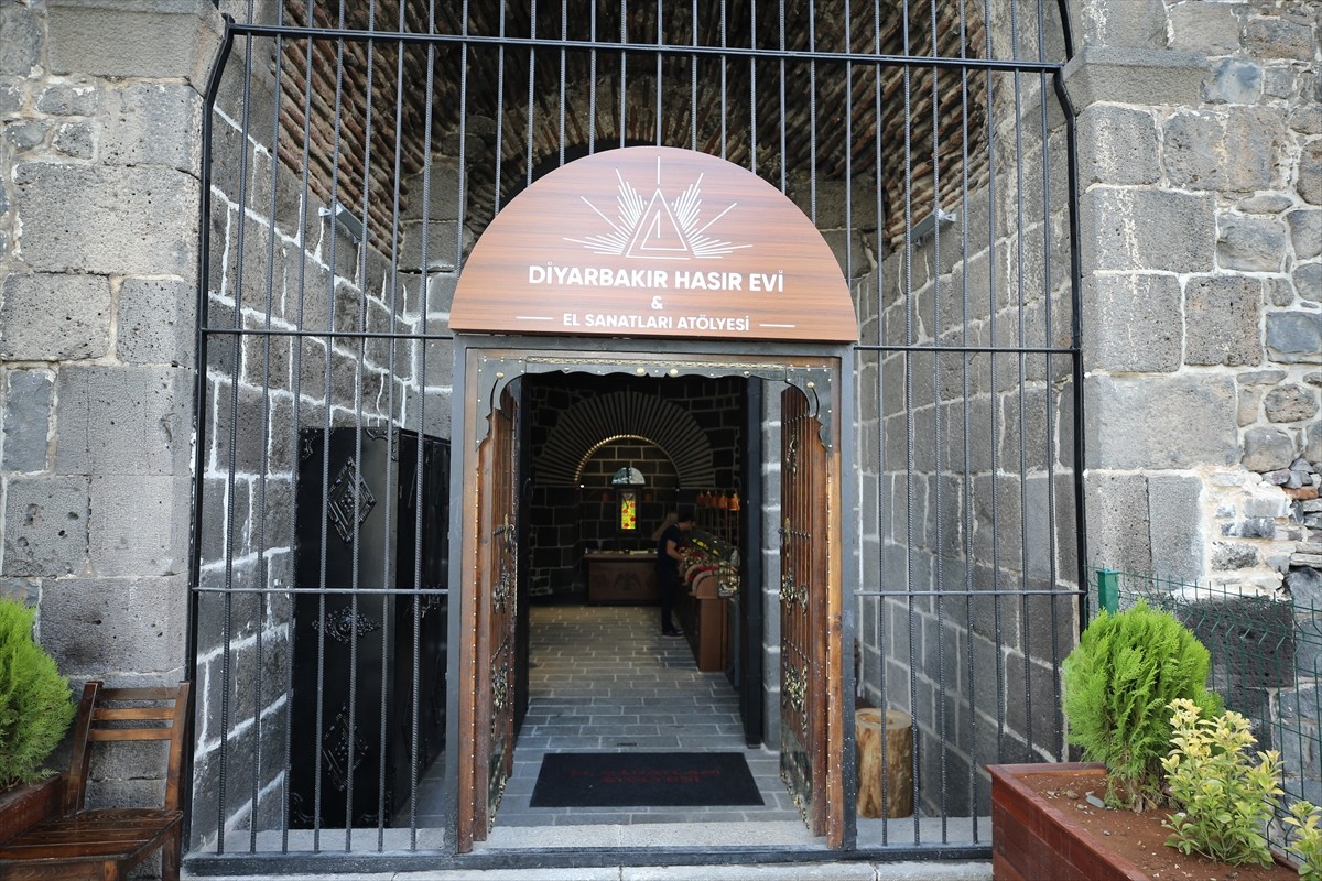 UNESCO Dünya Mirası Listesi'nde yer alan Diyarbakır Surları'ndaki bir burç, kentin geleneksel el...