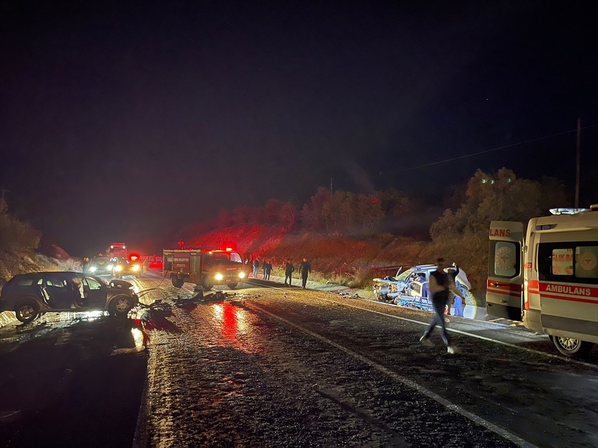 Uşak'ın Eşme ilçesinde, cip ile otomobilin çarpışması sonucu karı koca hayatını kaybetti, 3 kişi...
