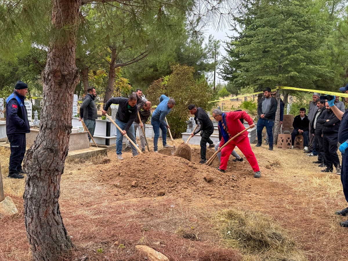Uşak'ta hastane morgundan yanlış alınarak defnedilen cenaze, hatanın belirlenmesi üzerine mezardan...
